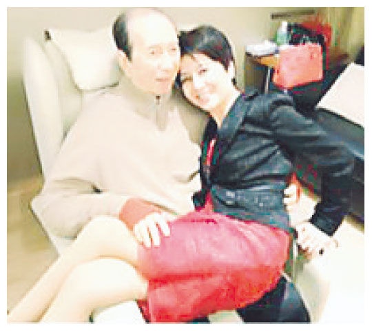 赌王90大寿四太坐大腿 当子女面献激吻狂撒娇