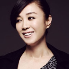 傅藝偉笑容溫婉拍大片 迷人微笑盡顯御姐風范