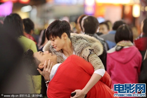 何韵诗闹市激吻黄宗泽 容祖儿不愿看大叫:好烦