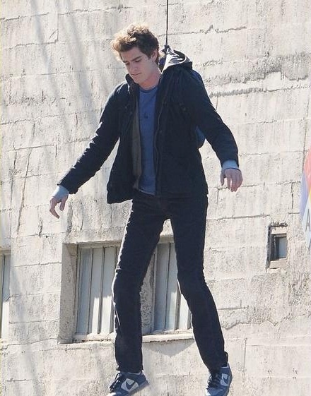 《神奇蜘蛛侠》秀空中特技 比老版更有青春活