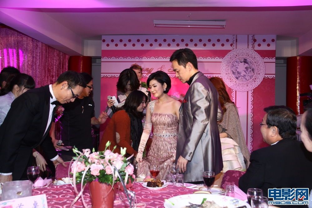 selina再摆盛大婚宴 现场与老公贴身耳语显亲密