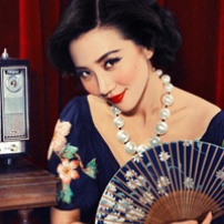 阿朵酒红长裙演绎旧上海歌女 表情魅惑大秀美腿
