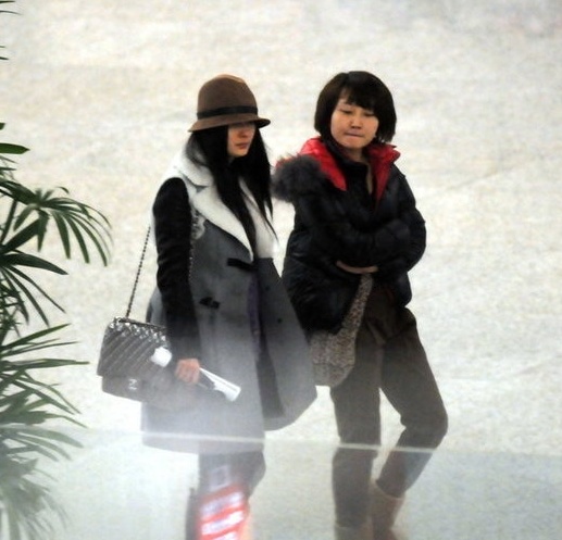 性感杨幂素颜现身机场