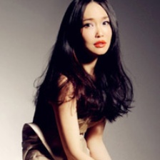 范文芳嫵媚紅唇配裸色長裙 迷人笑容顯優(yōu)雅氣質