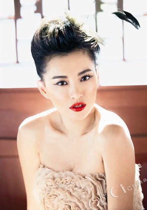 莫小棋拍性感写真猛挤乳沟 秀完美曲线令人惊艳