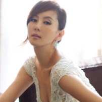 金南珠写真似孔雀开屏 露事业线诠释极致性感