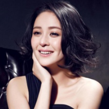 戴嬌倩首推靜態(tài)電影寫真 露香肩玉腿低泣淺笑