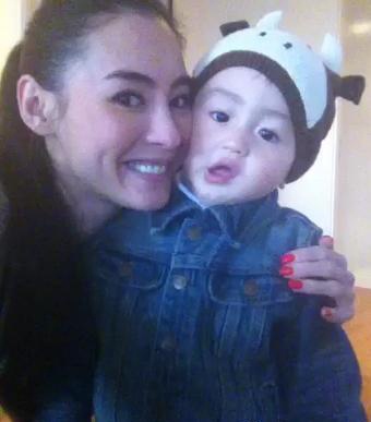 张柏芝两子近照:小Q<em>头发浓密</em>看Lucas玩保龄_