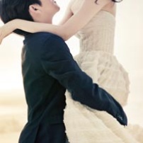 韩星姜成妍梦幻婚纱写真 海边甜蜜浪漫秀恩爱