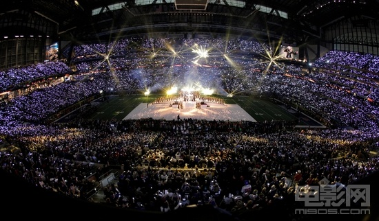 娜骑猛男脖子豪放挥臂 扮拉拉队员装嫩热舞_欧