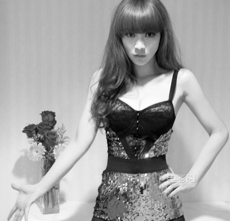 柳岩高衩<em>蕾丝胸衣</em>秀爆乳美腿 迷离眼神魅惑至