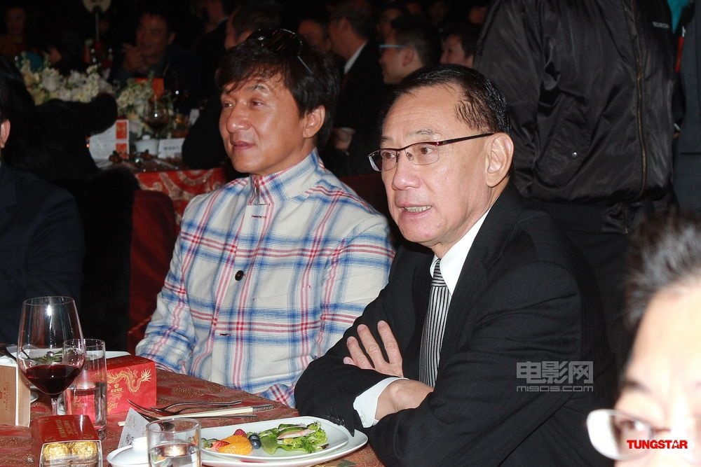 林峰否认与郑嘉颖不和 容祖儿秀香肩讨好杨受成