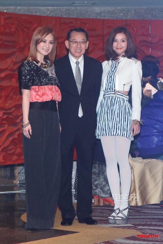 林峰否认与郑嘉颖不和 容祖儿秀香肩讨好杨受成