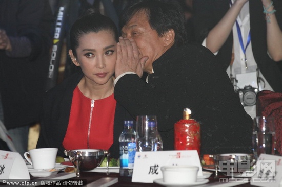 成龙酒全球首发众星云集 李冰冰咬耳朵左右逢源_华语_电影网_M1905.com