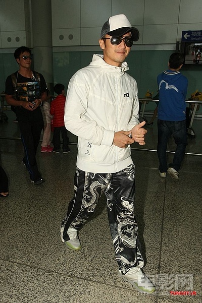 谢霆锋登台演出唱歌跑调 亲口否认与张柏芝复