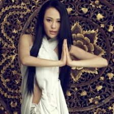 “瑜伽公主”拍性感寫真 母其彌雅大秀惹火身材