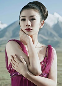 黄奕写真风情万种 登上可可西里拍摄梦幻大片