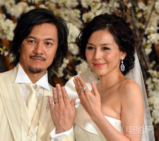 性感女星杉本彩再婚激情不减 与丈夫甜蜜热吻