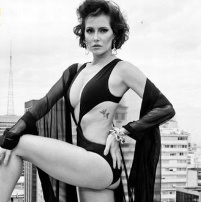 黛博拉·赛科穿U形性感泳衣 张扬大胆秀个性纹身