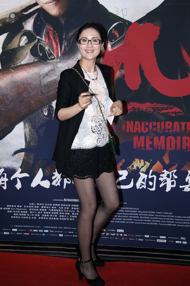 柳岩小粉嫩助阵《匹夫》红毯 张歆艺秀颈后纹身_首映