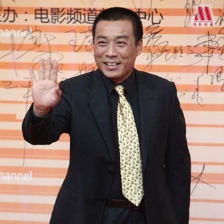 江平登紅毯明黃領(lǐng)帶點(diǎn)亮全身裝扮 揮手致意親和