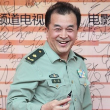 黄宏穿军装英姿飒爽 登上红地毯难掩心中喜悦