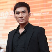 焦恩俊黑色西裝文質(zhì)彬彬 帥氣出場引全場尖叫