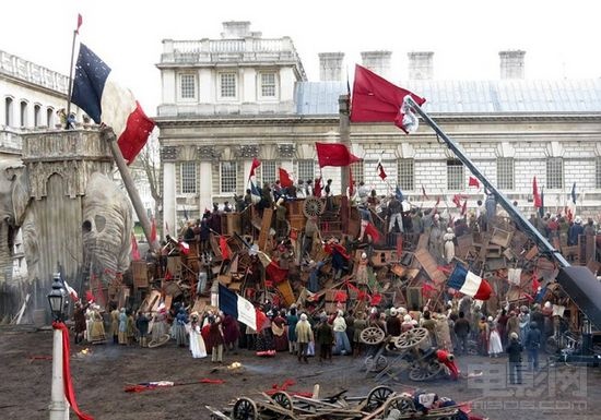 《悲惨世界》发新片场照 再现19世纪苦难法国