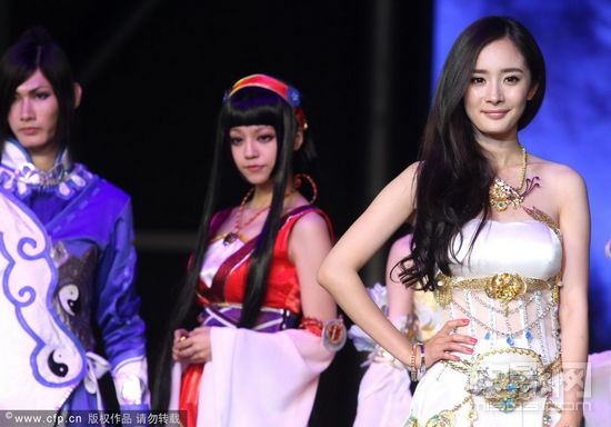 杨幂一身白裙遮腹疑似怀孕 祝福冯绍峰新恋情