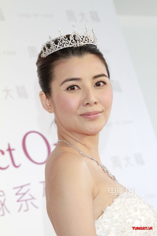 蒙嘉慧穿白色婚纱似公主 称2012年结婚机会不大