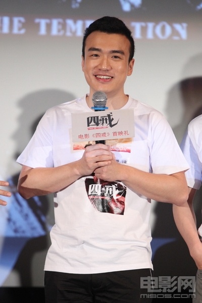 往老公脸上狂吐葡萄皮,还用盘子将"小三"江易珈砸晕,彪悍程度与《黄金