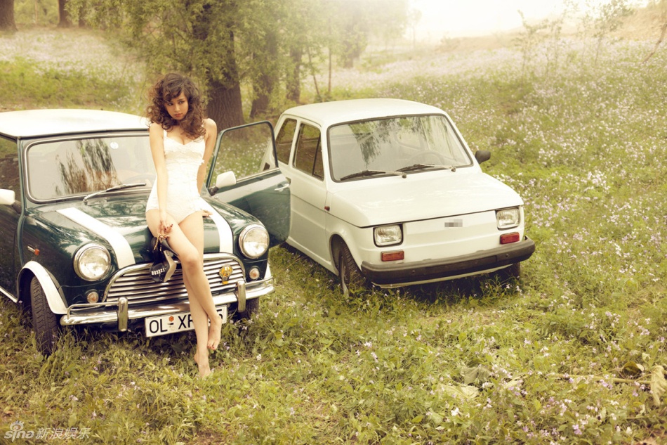 晶女郎田蕾希曝狂热艳媚大片 穿吊带袜撅臀秀