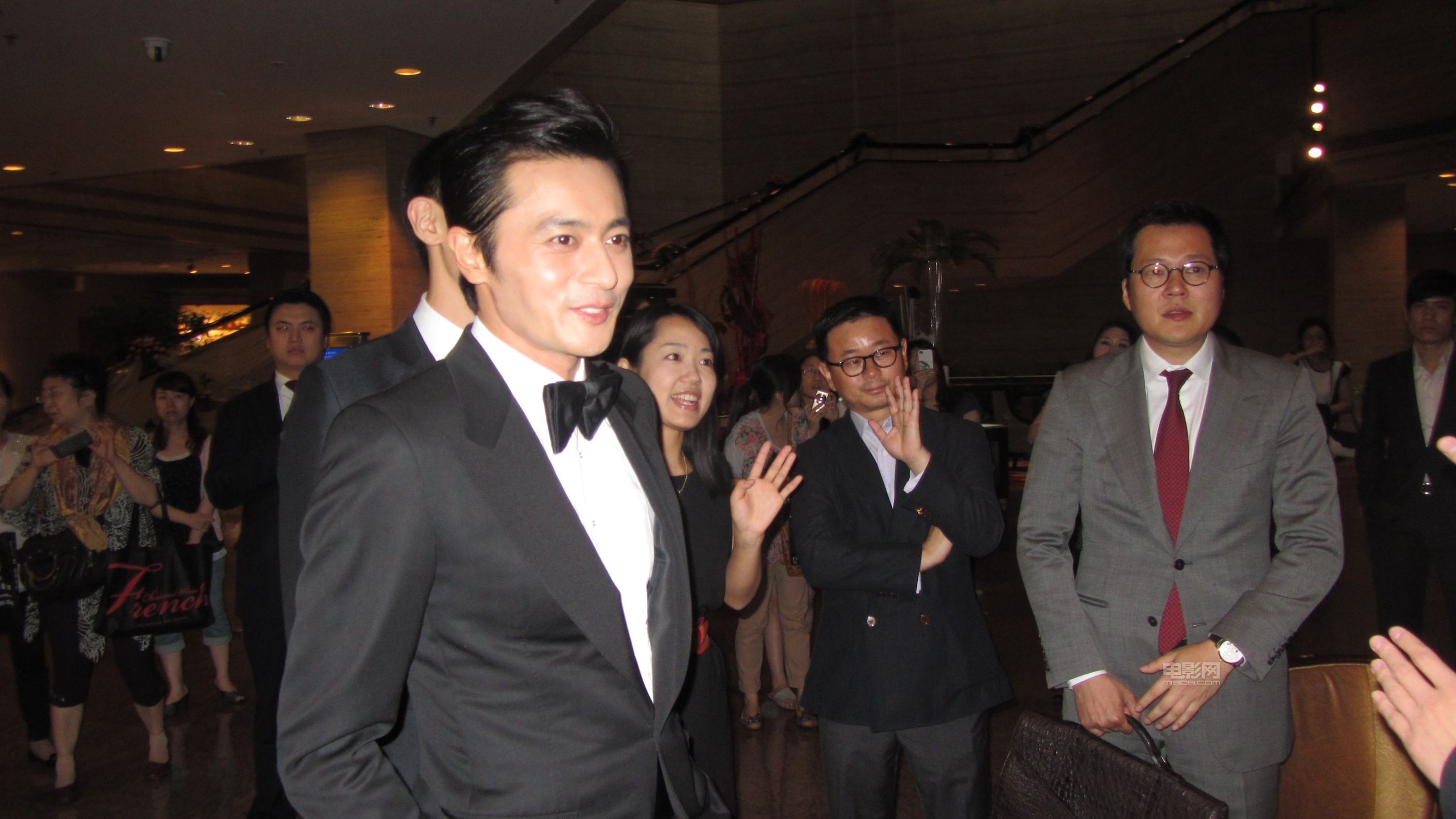 《危险关系》张东健酒店遭影迷围堵