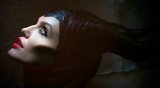 安吉丽娜·朱莉在《睡美人》的改编版《玛琳菲森》中扮演邪恶的女巫