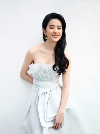 刘亦菲展露香肩横躺床间 造型百变不失清纯本色