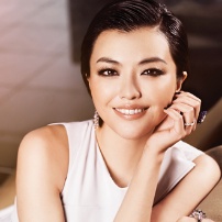 查可欣登杂志封面走御姐范儿 小烟熏妆成熟性感