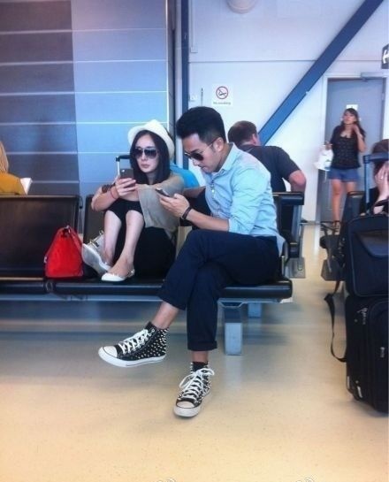 杨幂机场候机抱膝团坐 穿鞋踩踏座椅惹网友争