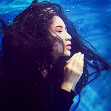 潘霜霜水下魅惑大片S曲線勾人 長發(fā)散落妖氣足