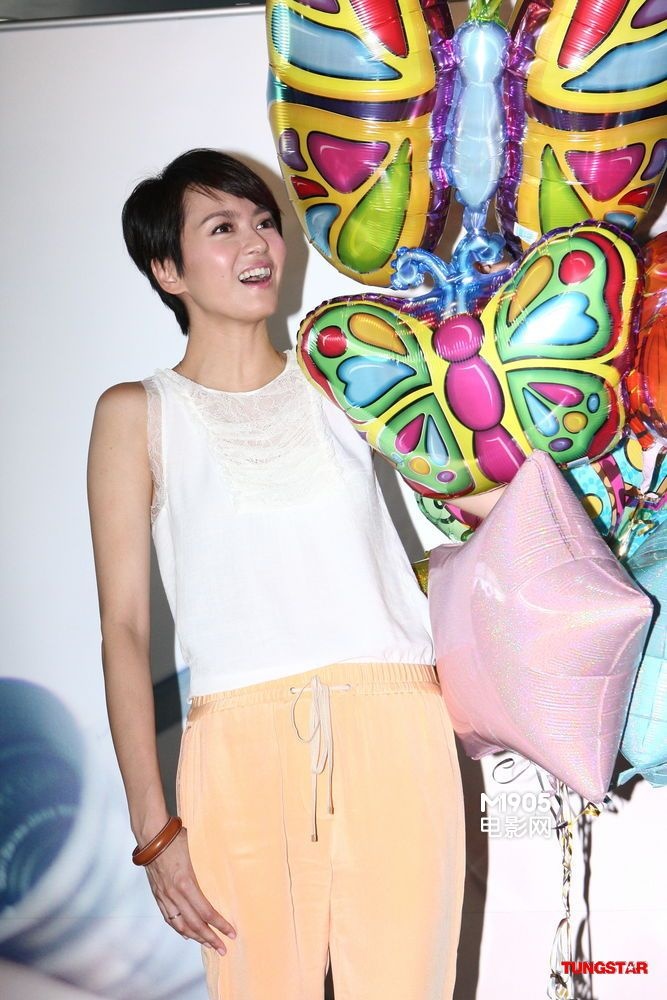 梁咏琪出席活动白背心配黄裤 已婚妇女仍玩小清新