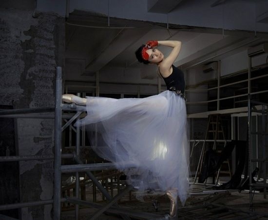 <em>阿娇</em>戴红色眼罩跳芭蕾 <em>微博</em>传<em>照片</em>与吴克群调