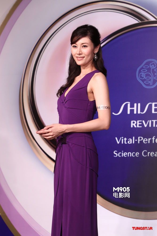 李嘉欣深v长裙性感亮相 有子万事足否认生二胎