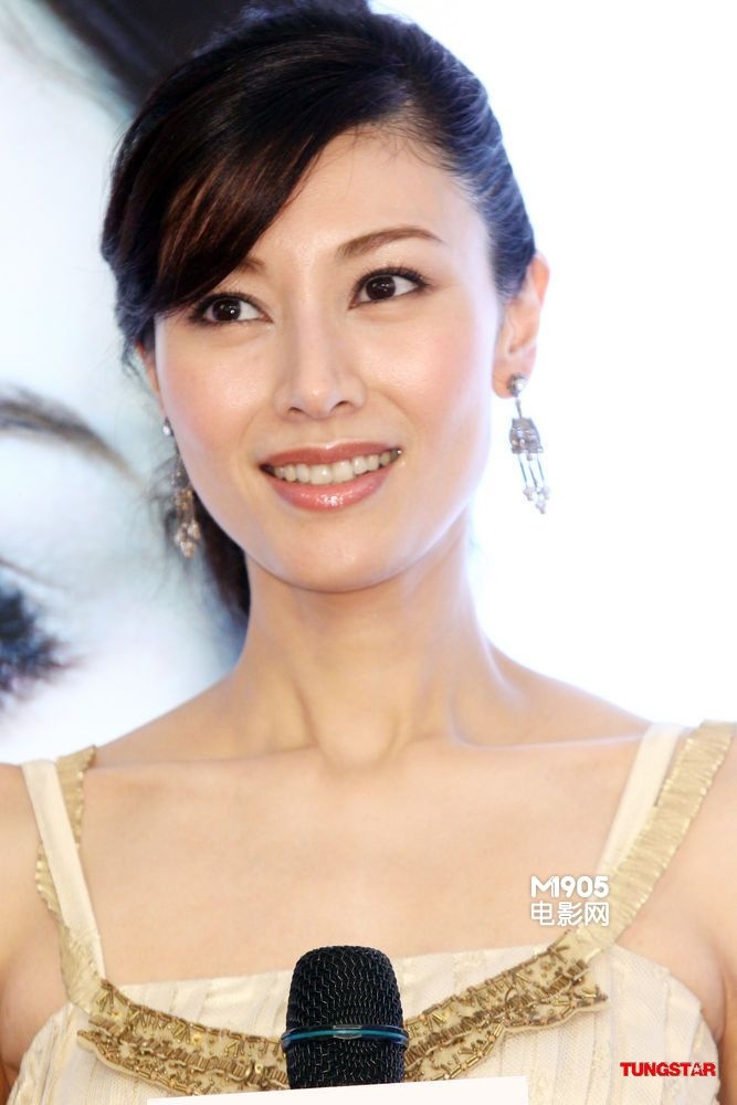 李嘉欣金色吊带装性感代言 自嘲大笑难免现皱纹