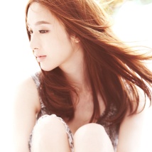 张俪曝梦幻写真秀玉背美腿 似风中精灵轻舞飞扬