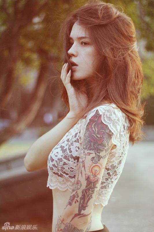 俄罗斯纹身美女拍写真 秀性感身材展异域风情