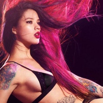 俄罗斯纹身美女拍写真 秀性感身材展异域风情