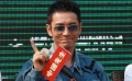 黄晓明扔帽庆贺“毕业” “土鳖屌丝”终有逆袭时