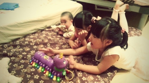 小s晒三个女儿床照 <em>三姐妹</em>首度齐出镜比萌_