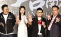 巩新亮镂空裙亮相吸睛 发布会上演美女与“野兽”