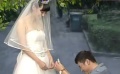 小伙狂“嚎”半個(gè)月 雨中半跪求婚終挽回女友芳心