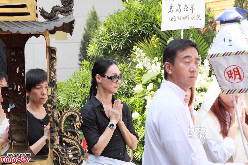 惠天赐追悼会上惠英红拭泪 念亡兄身形消瘦憔悴